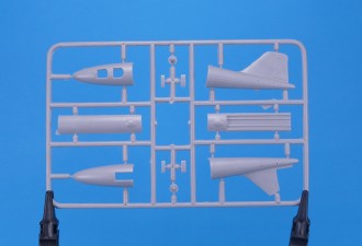 Scale model  B-57E+CIM-10A missile ("2 in 1" set)