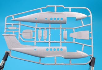 Scale model  UC/TC-12B "Huron" (U.S. NAVY/ U.S. Marine Corp.)